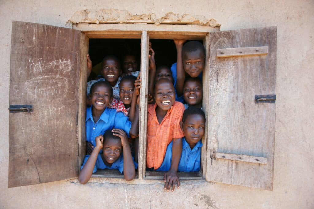 Bambini in una scuola in Uganda