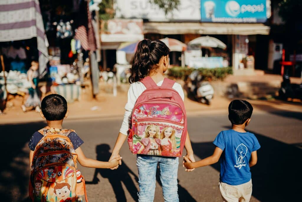 Niños de Sri Lanka de camino a la escuela