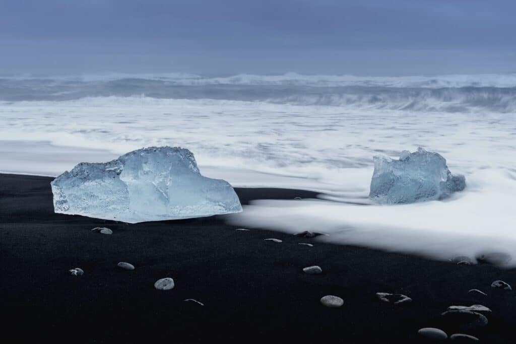 Spiaggia di ghiaccio nero vicino alla laguna del ghiacciaio di Jokulsarlon Spiaggia di Daimond Islanda 2