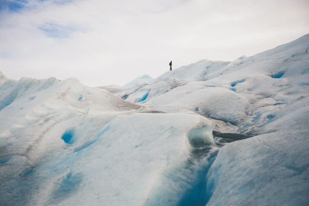 L'homme marche sur un glacier