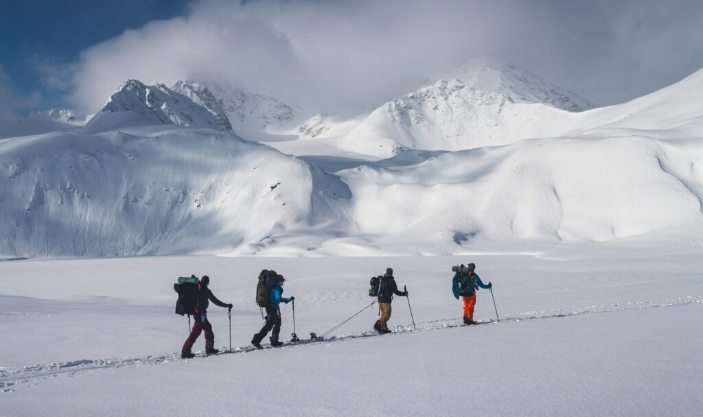 Quatre personnes lors d'une randonnée en raquettes en Patagonie