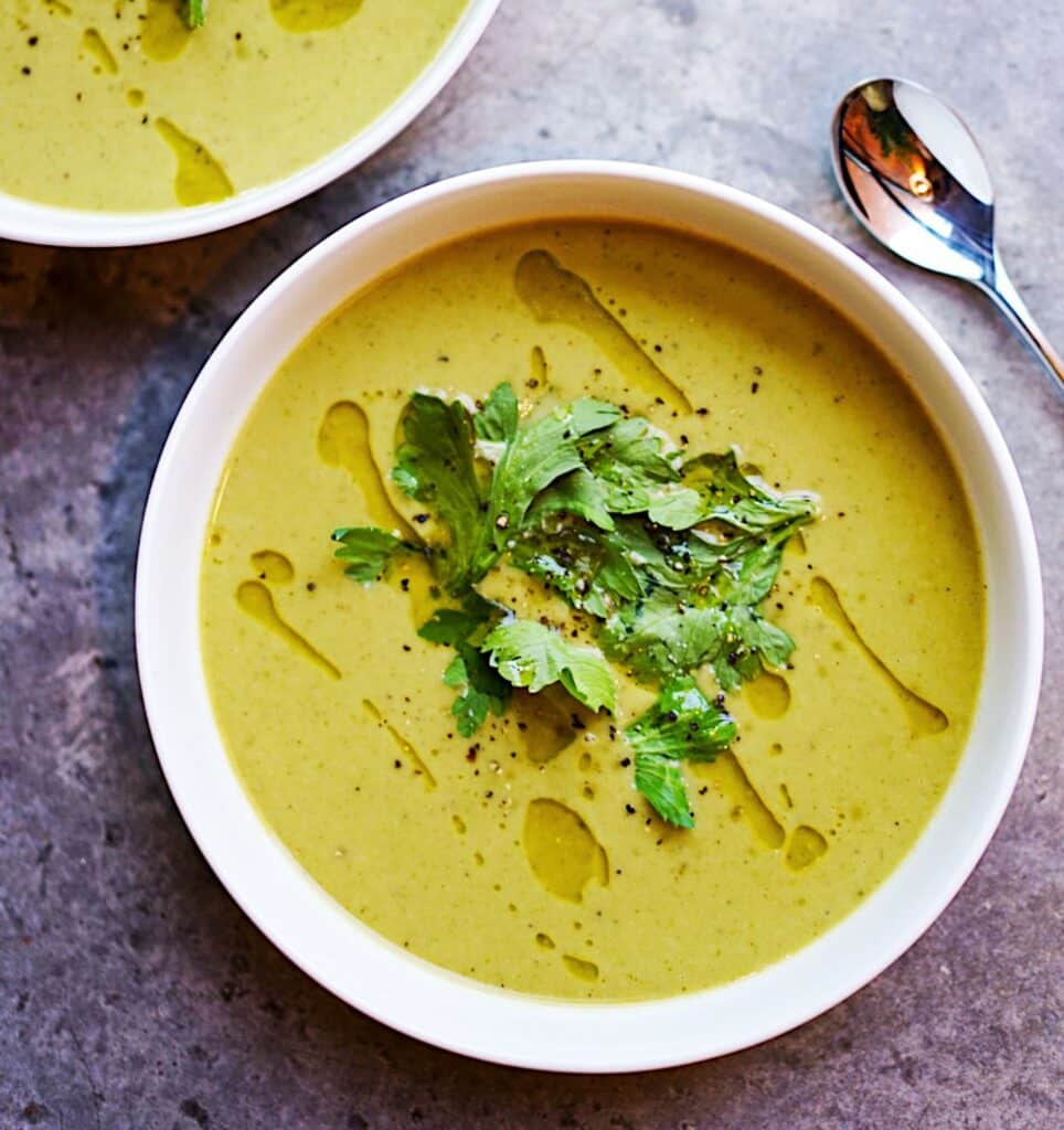 Die typische grünliche Farbe der Tarkunis Suppe ist seiner Hauptzutat, dem Estragon, geschuldet.